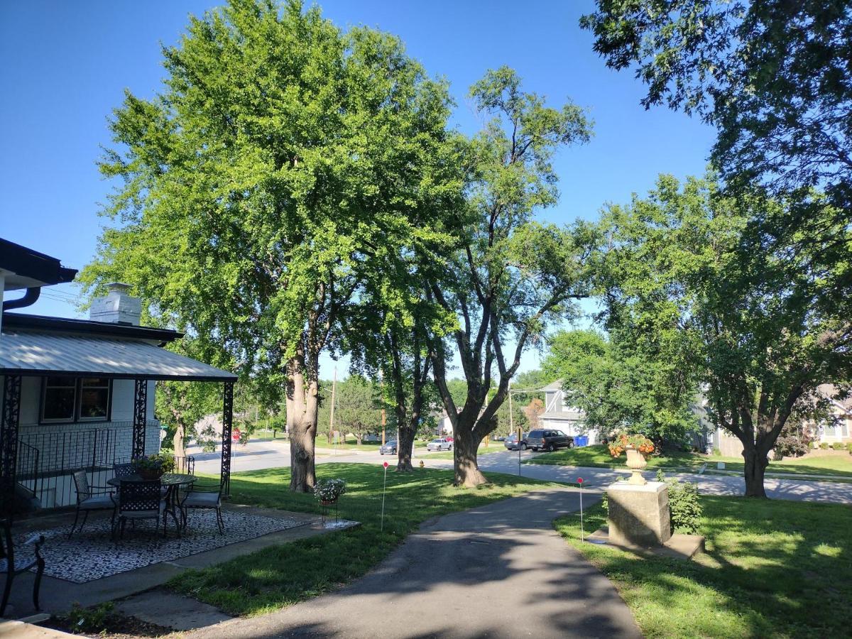1908 Modern Farmhouse On Large Private Treed Lot Shawnee Exterior foto